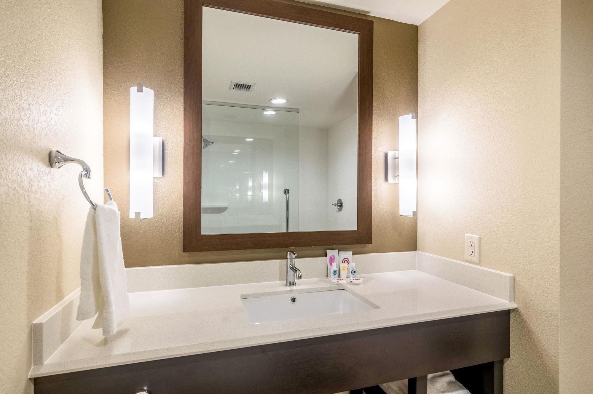 Comfort Suites Fairgrounds West Оклахома-Сити Экстерьер фото
