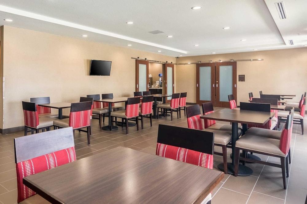 Comfort Suites Fairgrounds West Оклахома-Сити Экстерьер фото
